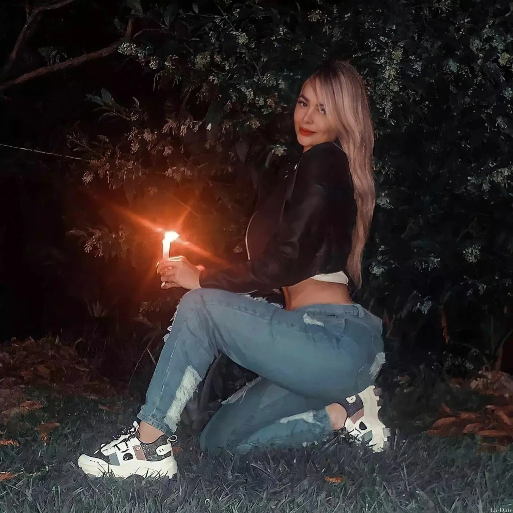 Emilly Profile image 4